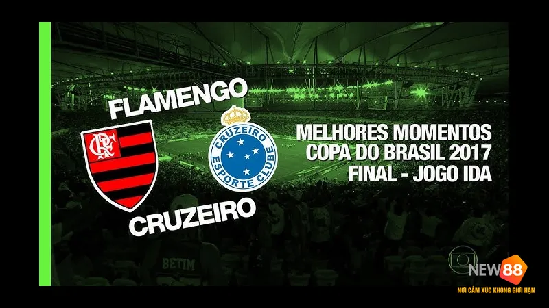 Cầu thủ Flamengo RJ tung cú sút mạnh vào khung thành của Cruzeiro Cầu thủ Flamengo RJ tung cú sút mạnh vào khung thành của Cruzeiro