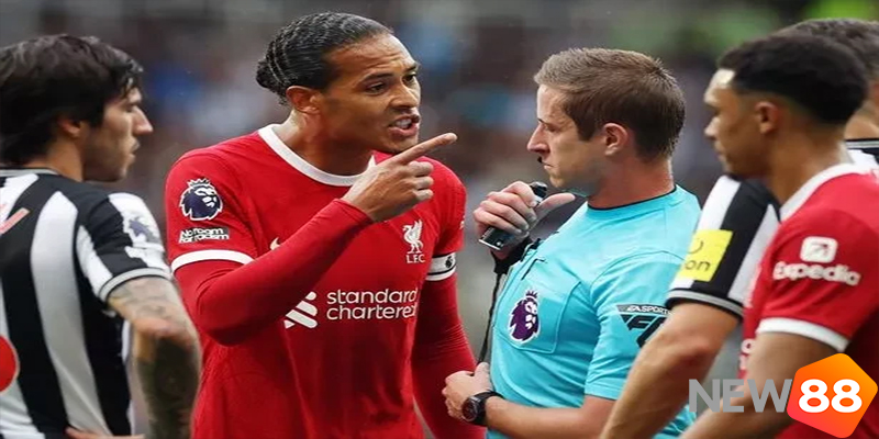 Sa Thải Aaron Briggs: Liverpool Trả Giá Vì “Ác Mộng Bóng Chết” 6 Van Dijk thất vọng với hàng thủ Liverpool